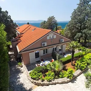 https://villa-stefi.primorje-gorskikotar.com